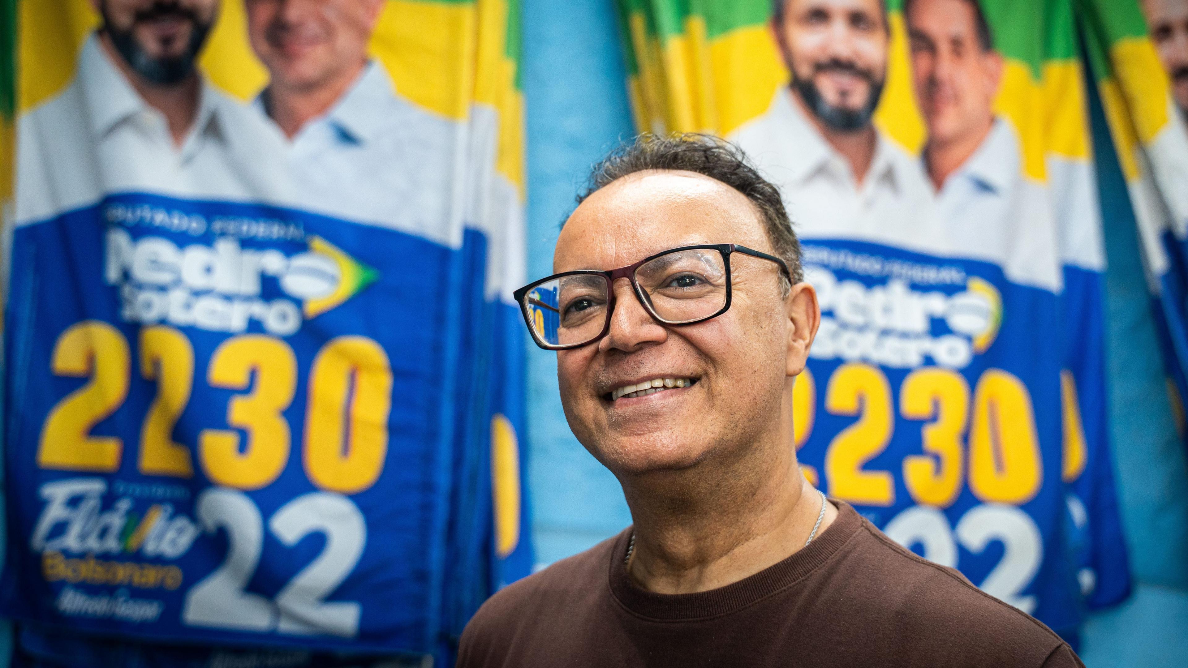 Image caption,Robson used to support Lula but has since switched to support Bolsonaro