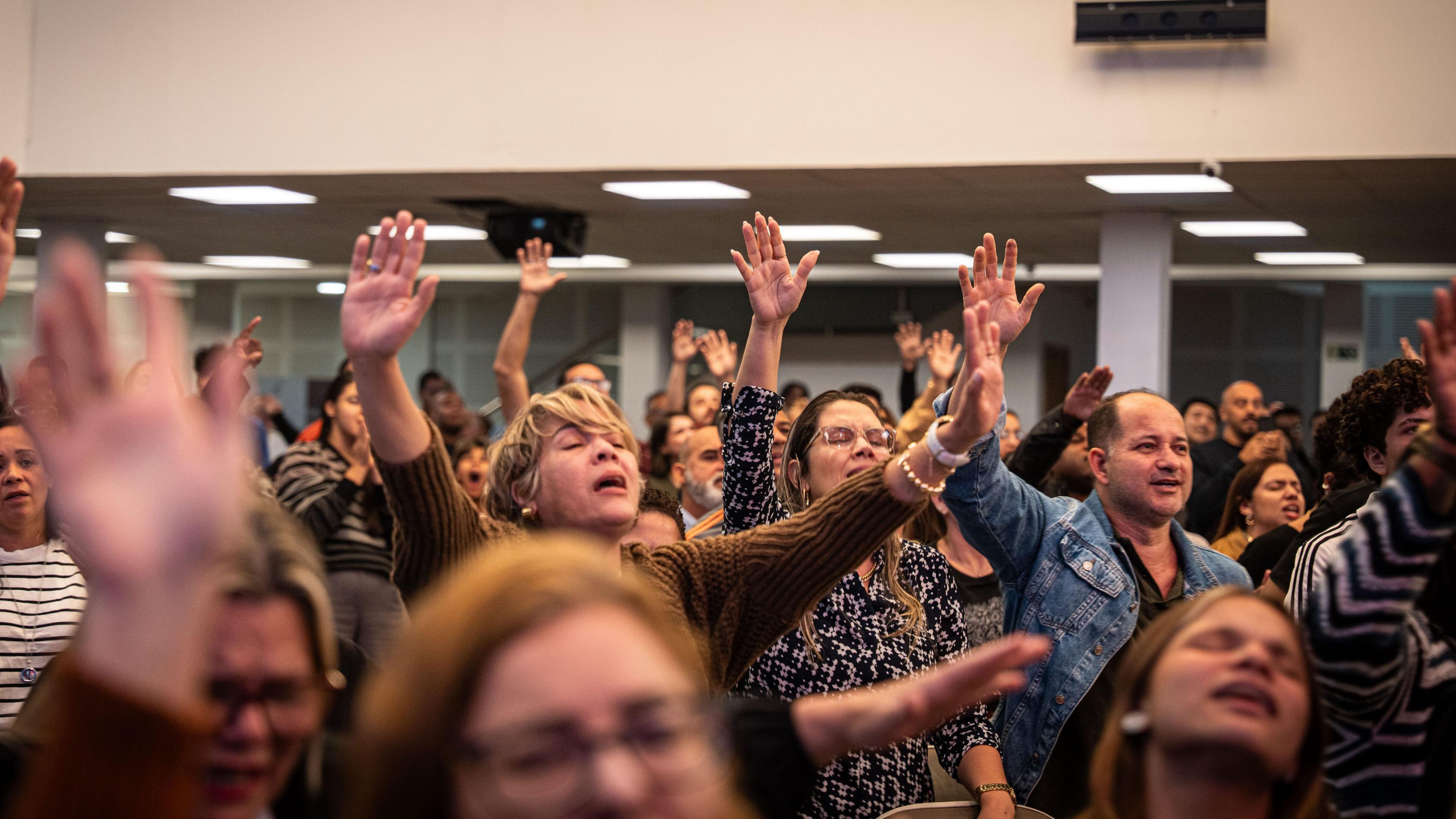 Image caption,Many Brazilians now worship in evangelical churches like the Assembleia de Deus Vitória em Cristo
