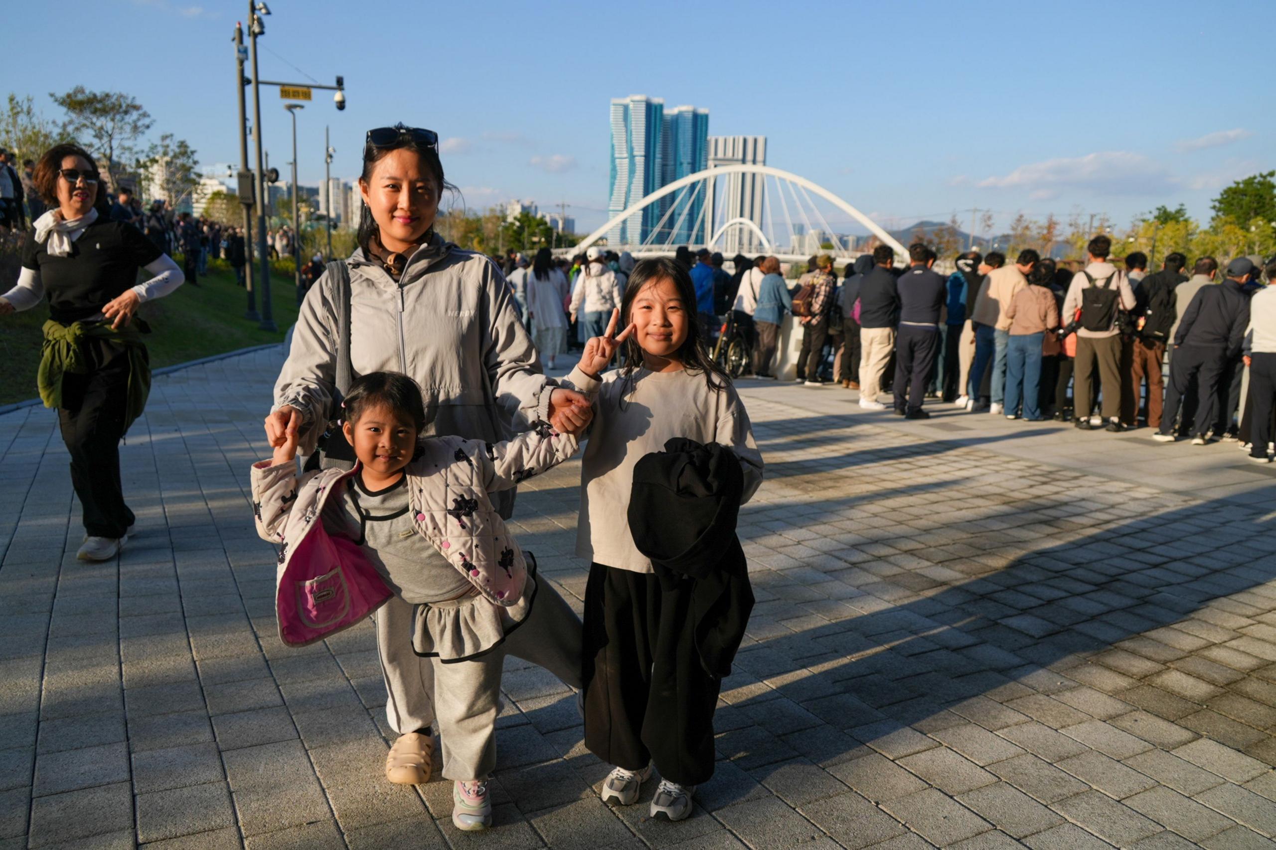 Image caption,Kim Joo-eun and her nieces were among Bukangi's many visitors