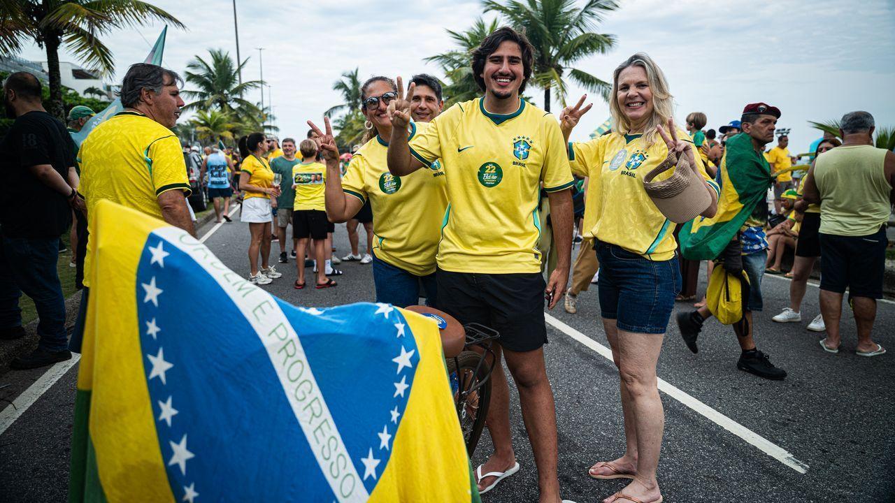 Image caption,Bolsonaro supporters rallied in Rio on the eve of the election
