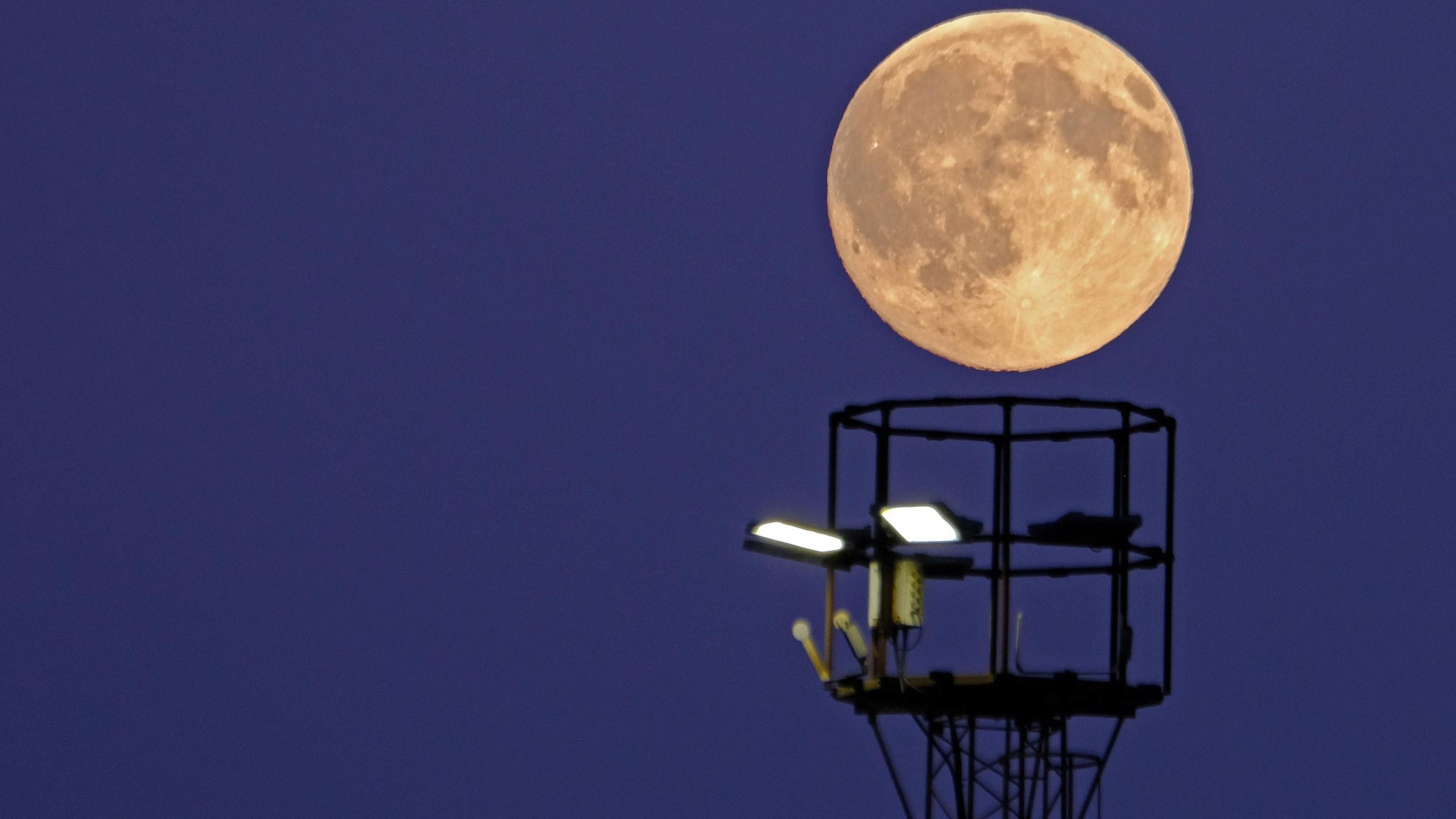 Image caption,A clear view of the Moon in Felixstowe, Suffolk