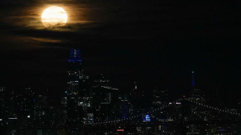 Image caption,The Hunter's Moon setting in San Francisco, California, US