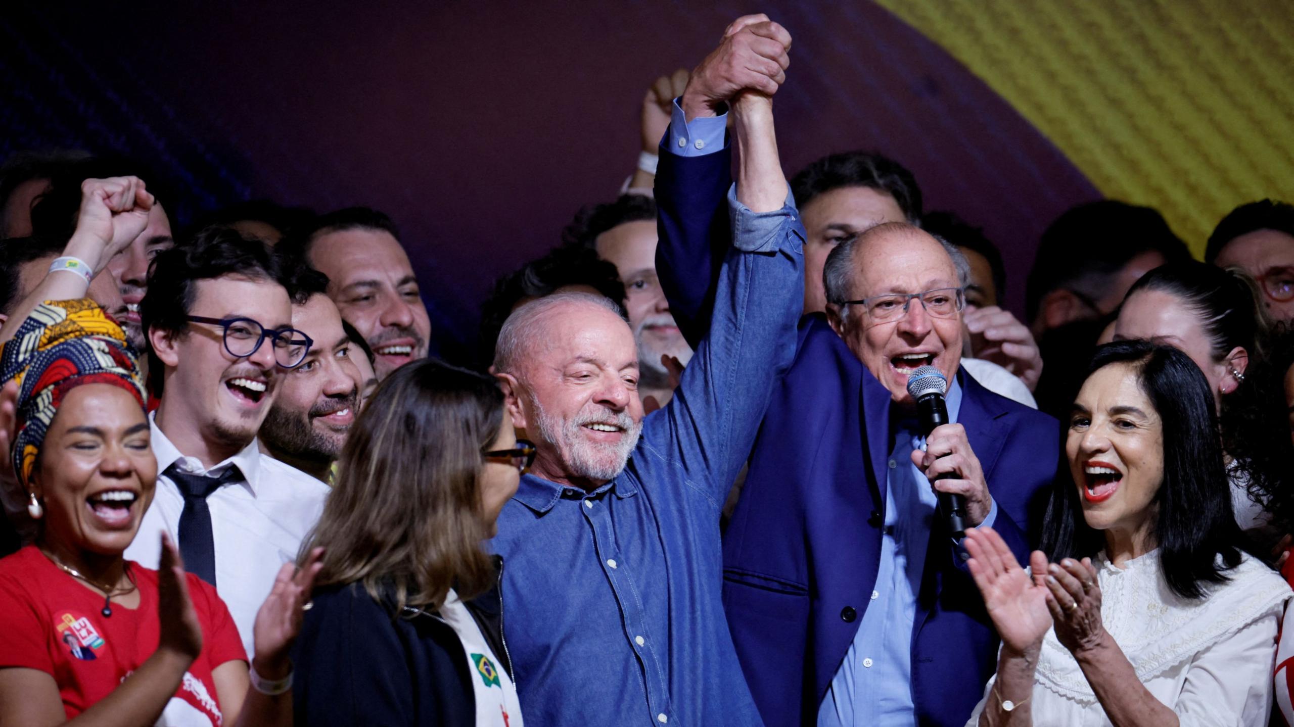 Image caption,Lula gave an impassioned victory speech as he thanked his supporters on the streets of São Paulo