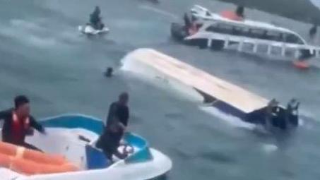 Image caption,Video from the scene shows the capsized boat