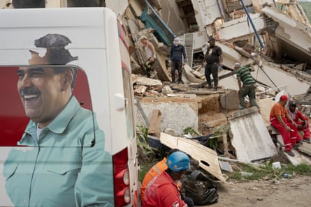 A image of the former president Nicolás Maduro on an ambulance next to a collapsed building in La Guaira.