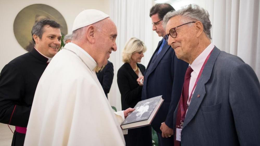 Image caption,During a private audience with Pope Francis in 2016, David Willey presented the pontiff with a copy of the book he wrote about him