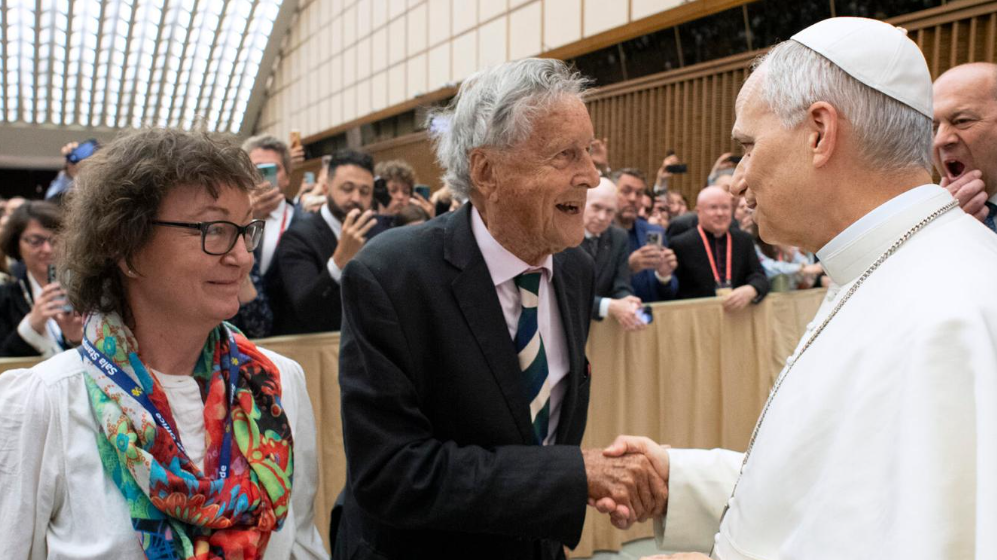 Image caption,David Willey met Pope Leo with his former producer Gillian Hazell last year