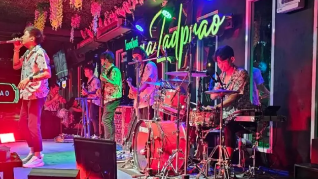 Image caption,An earlier picture of a band performing on stage at Rong Beer Na Lat Phrao