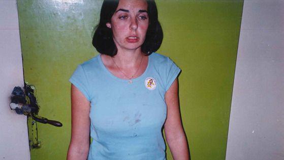 Image caption,Joanne Lees was photographed hours after the attack in which Bradley Murdoch murdered Peter Falconio.