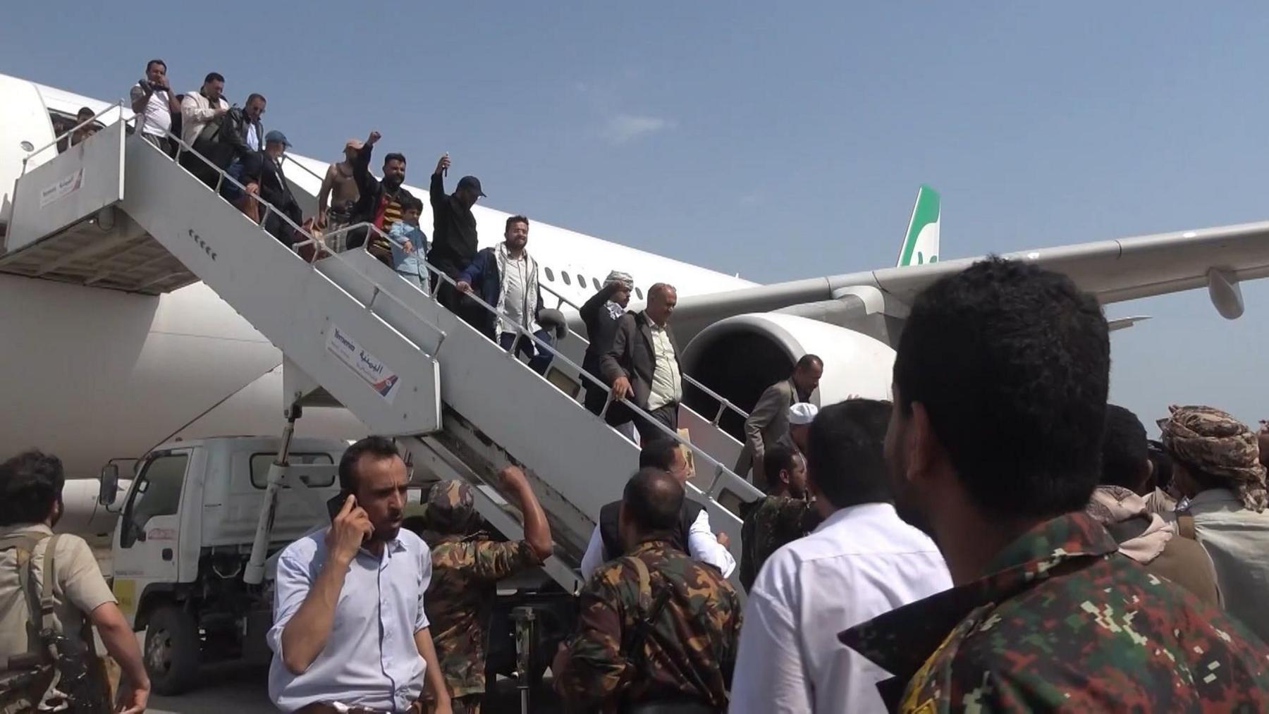 Image caption,Al-Masirah TV broadcast footage showing a Houthi delegation getting off the diverted Iranian plane at Hudaydah's airport