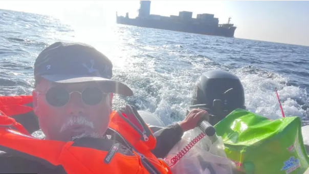 Image caption,Dong travelled for more than 300km over 40 hours from Shandong, China, to South Korea