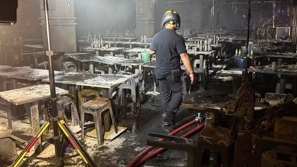 Image caption,At least 32 people are now known to have died in the fire at Rong Beer Na Ladprao