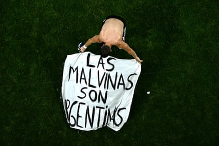 Argentina’s Giovani Lo Celso with the banner.Photograph: Jewel Samad/AFP/Getty Images