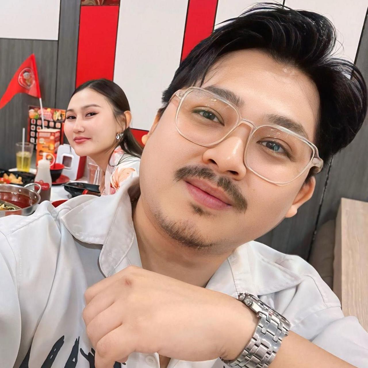 Image caption,Athipat says he regrets bringing his girlfriend Nahathai (left) into the band
