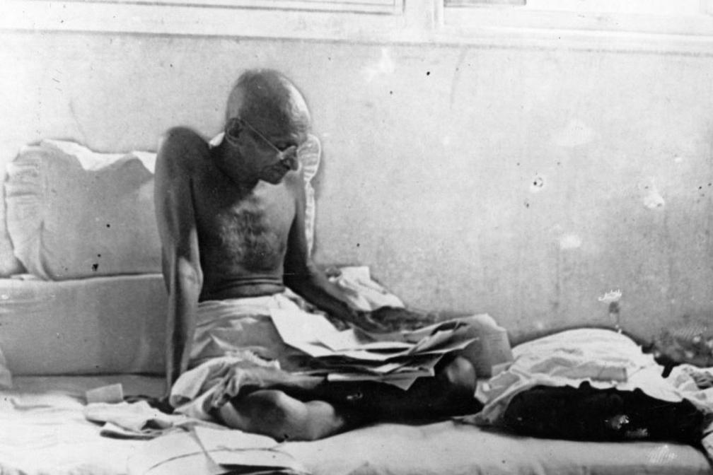 Image caption,Mahatma Gandhi fasts in protest against British rule after his release from prison in India in 1948