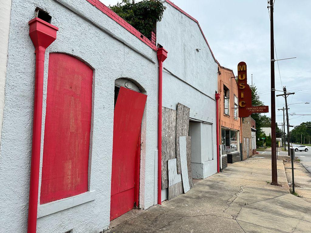 Image caption,A row of deserted buildings on Tuskegee's South Main Street