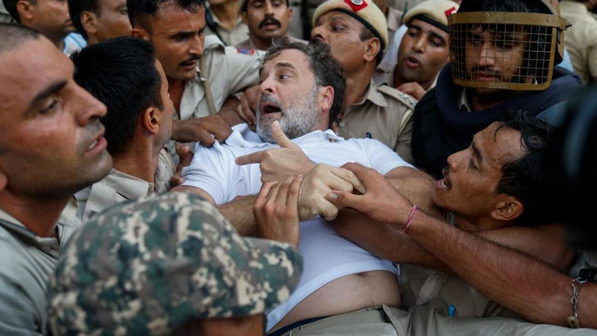 Image caption,Police dragged Congress leader Rahul Gandhi and put him in a bus after he staged a protest outside Modi's house