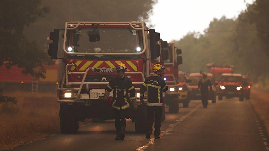 Image caption,Emergency service workers have been tackling the fire in Gironde overnight and into Thursday morning