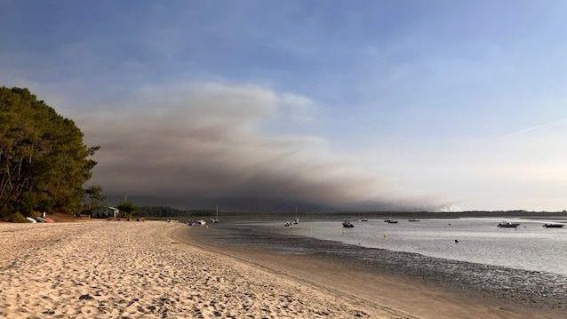 Image caption,Smoke could be seen clouding the sky at Les Pastourelles beach in Claouey, Lège-Cap-Ferret on Thursday