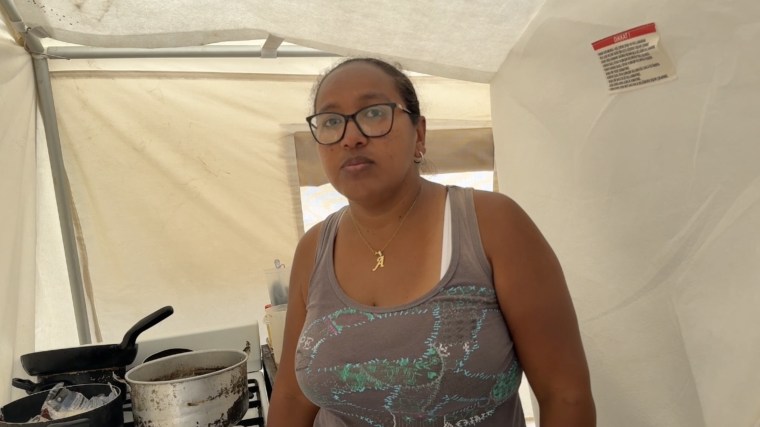 Andrea Debur would like to leave Brisas de Maiquetía since they lack the basics, but "there's nothing left" in the state.Julimar Rivas