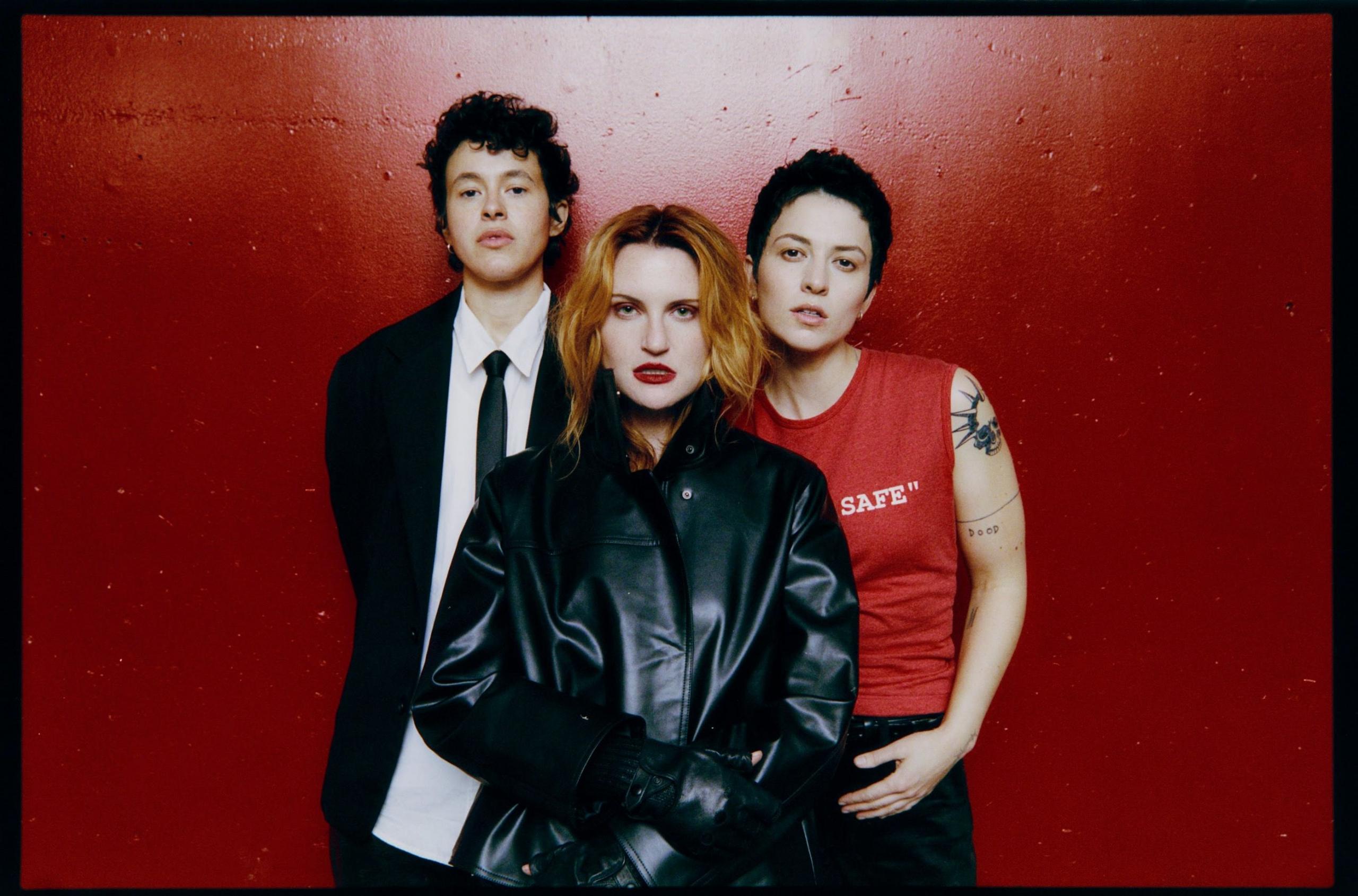 Image caption,Muna in 2026 (L-R): Naomi McPherson, Katie Gavin and Josette Maskin
