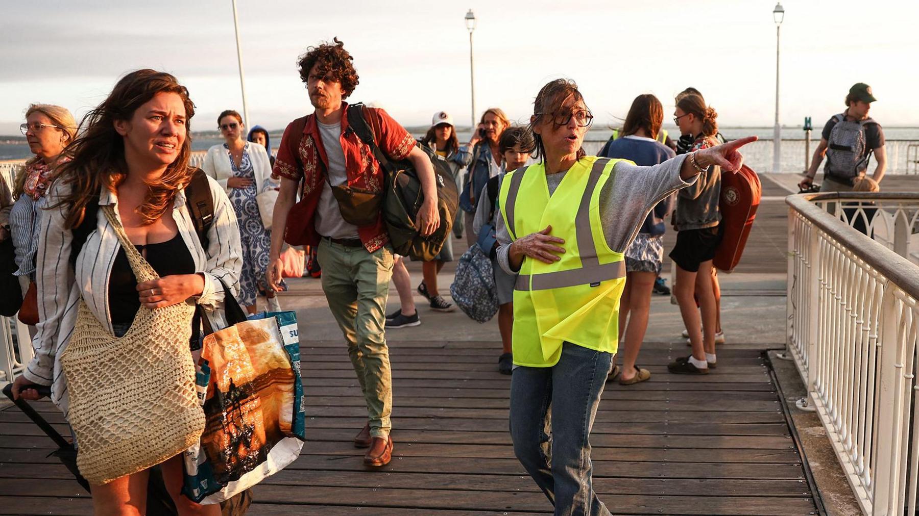 Image caption,Hundreds have been evacuated from Cap Ferret peninsula by boat while others left by road