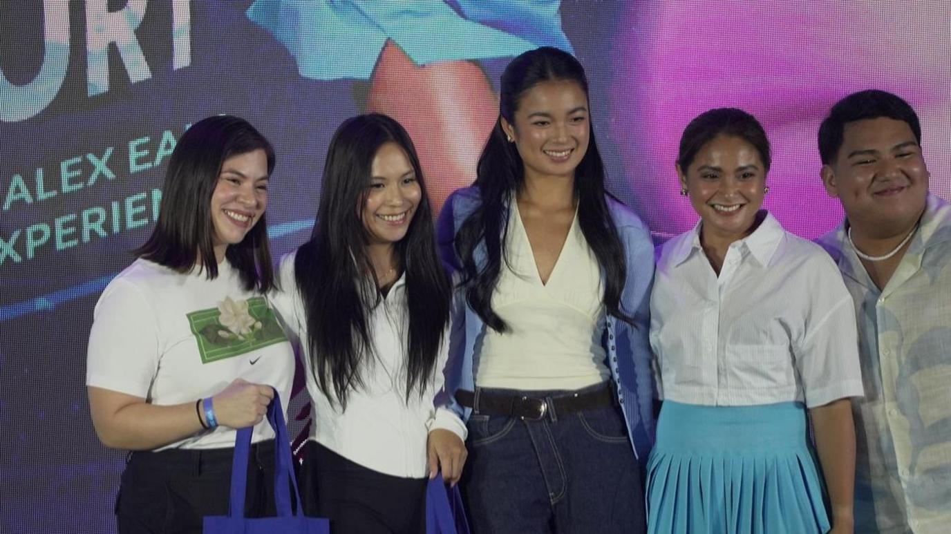 Image caption,Eala posed for photos with fans at an event in Manila