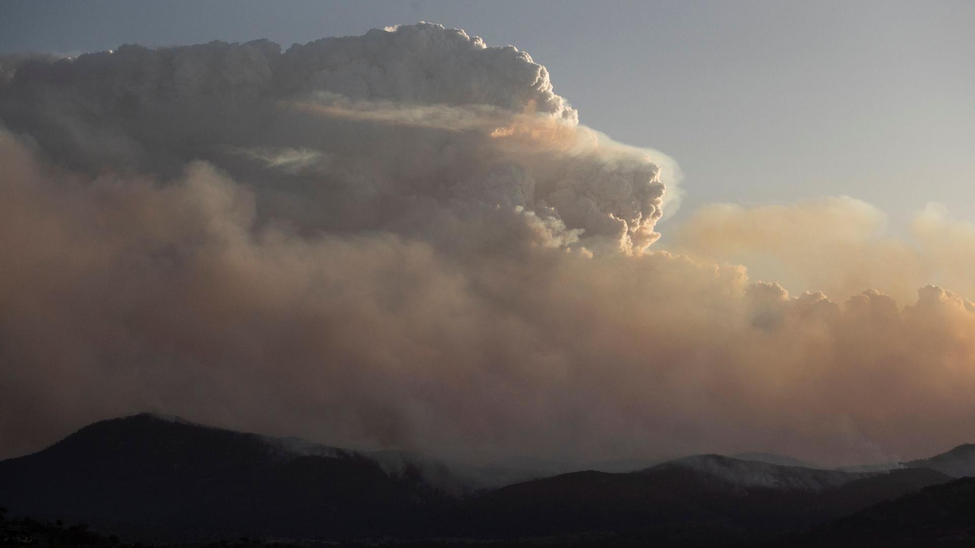 Image caption,A pyrocumulonimbus cloud generated by the Orroral Valley bushfire to the south of the Australian capital Canberra in January 2020