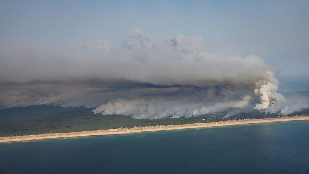 Image caption,Planes like this Air Tractor AT-802F Fire Boss have been used to dump water on fires in both Spain and France