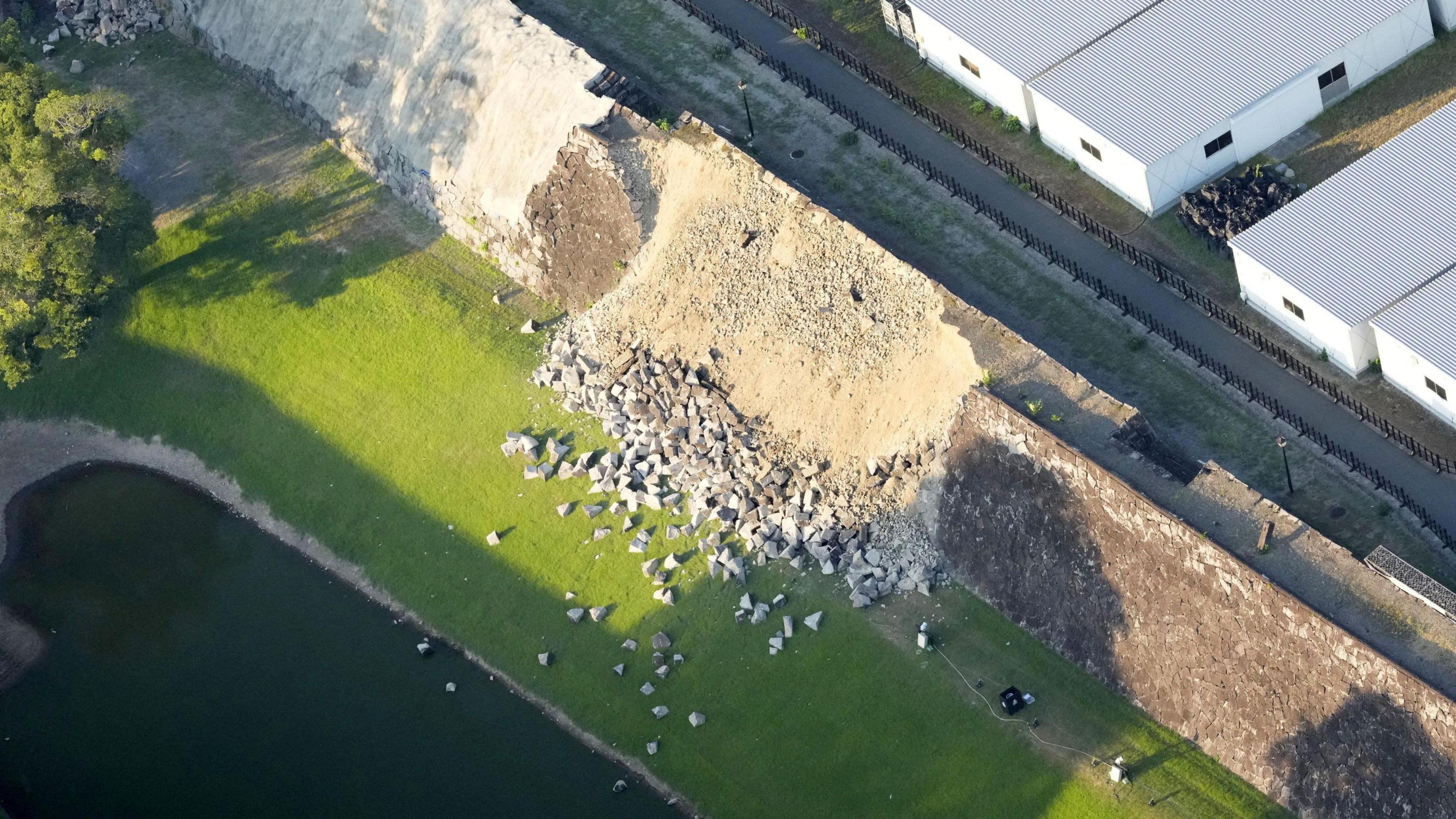 Image caption,Tremors damaged walls at the 17th-century Kumamoto castle