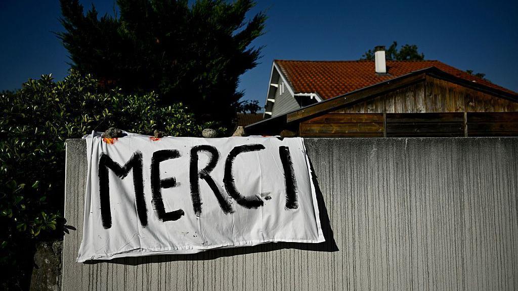 Image caption,A message to firefighters in the Biscarrosse area, south-east of Bordeaux