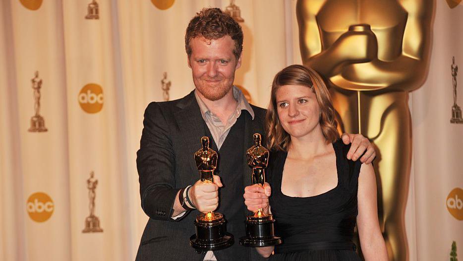 Image caption,Glen Hansard and Markéta Irglova hold their Oscars for the song Falling Slowly at the 80th annual Academy Awards