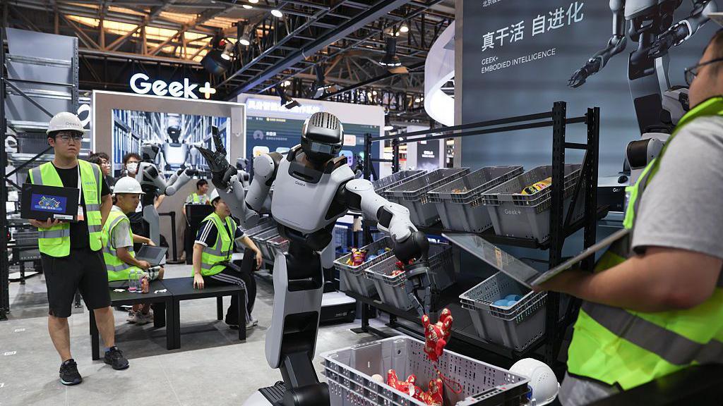 Image caption,Geek+ is developing humanoid robots for picking and packing