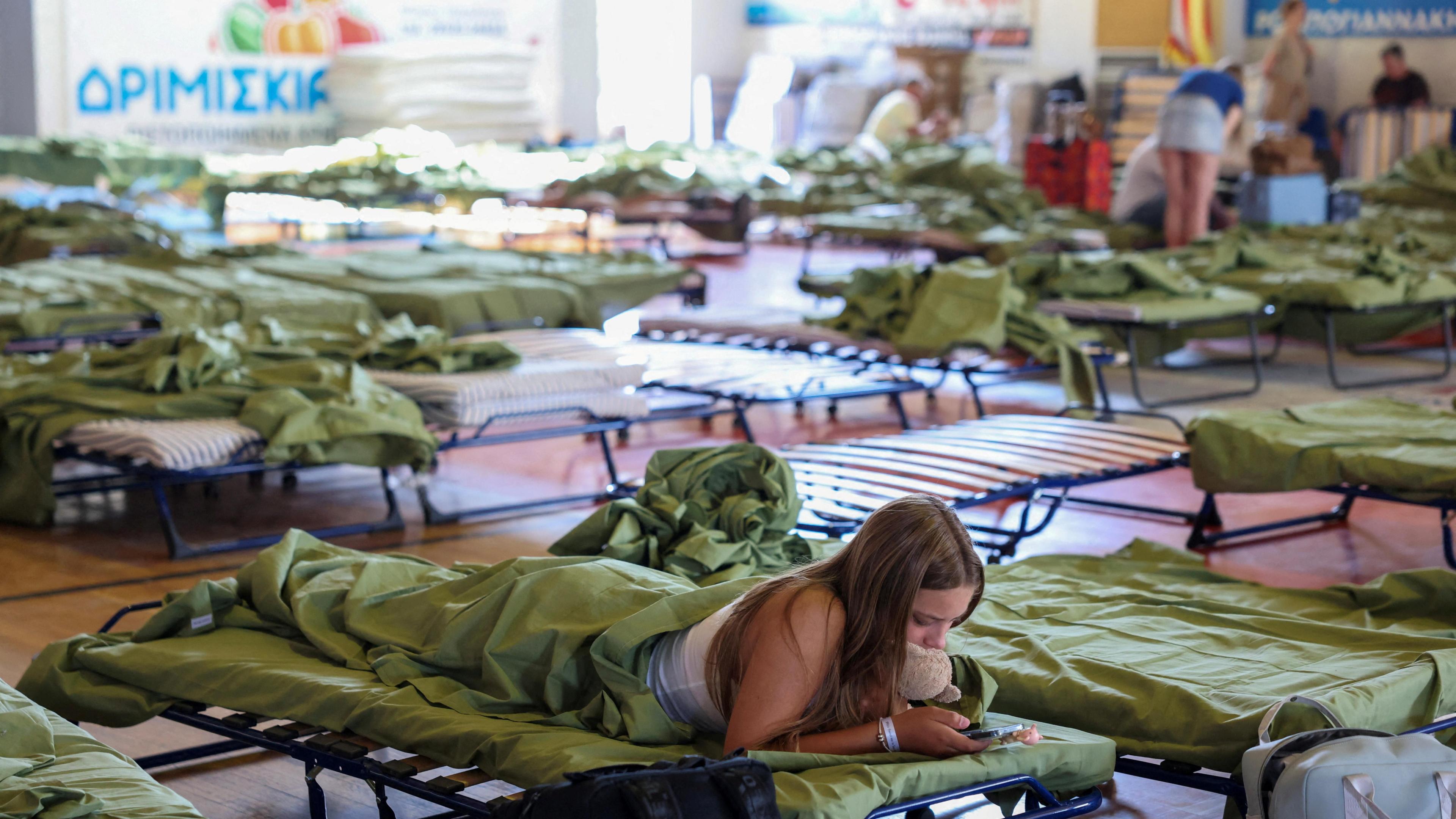 Image caption,Temporary shelters have been set up for residents and tourists in Crete