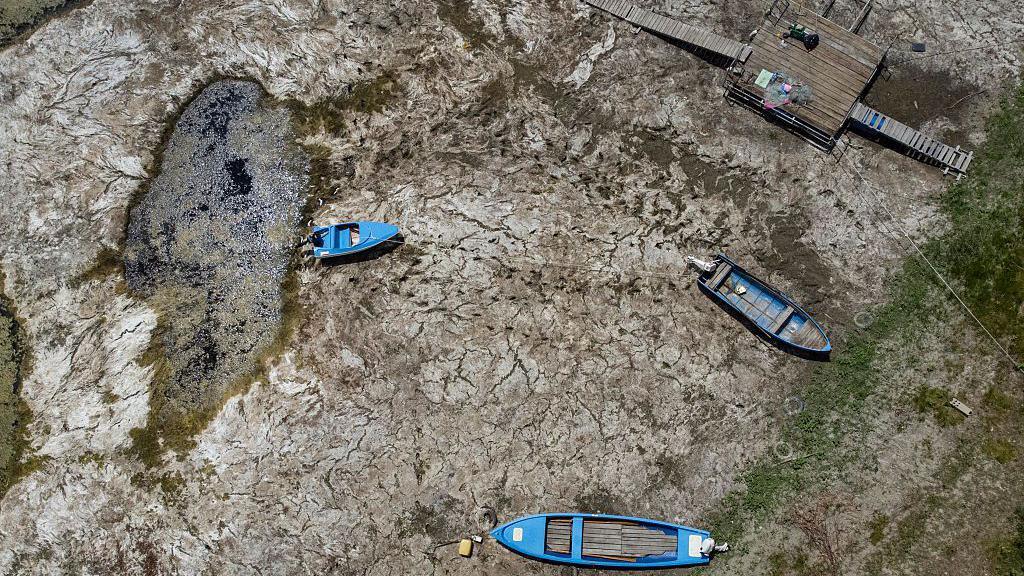 Image caption,Boats lie on the dried-out Danube riverbed in front of the Calafat-Vidin bridge, connecting Bulgaria and Romania