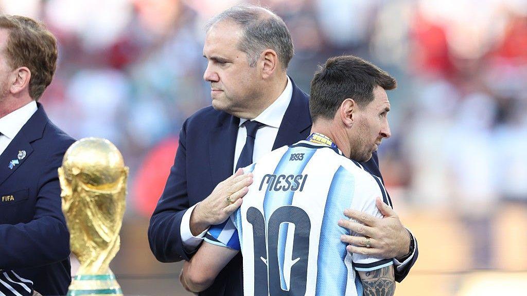 Image caption,Concacaf president Victor Montagliani consoles Lionel Messi after Argentina's World Cup final defeat by Spain