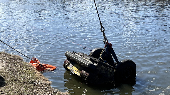 Image caption,Divers recovered the car of Karen Schepers in the Fox River