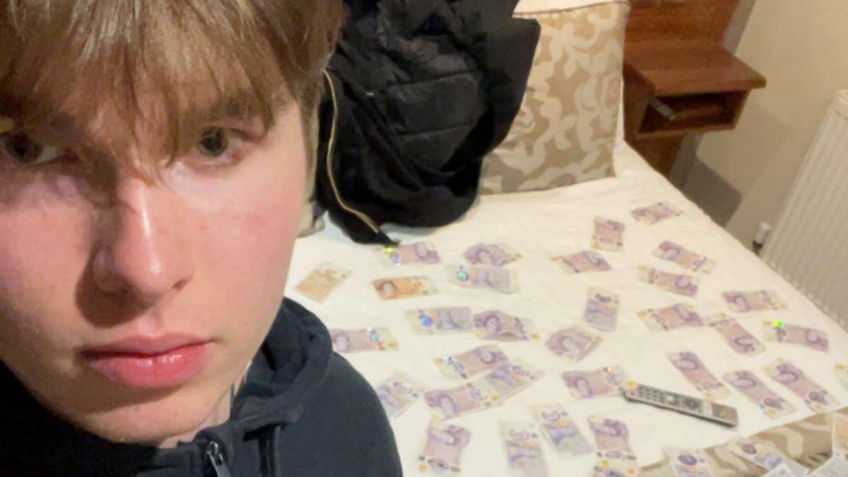 Image caption,Teenage hitman Johannes Natland posing with cash he had been given
