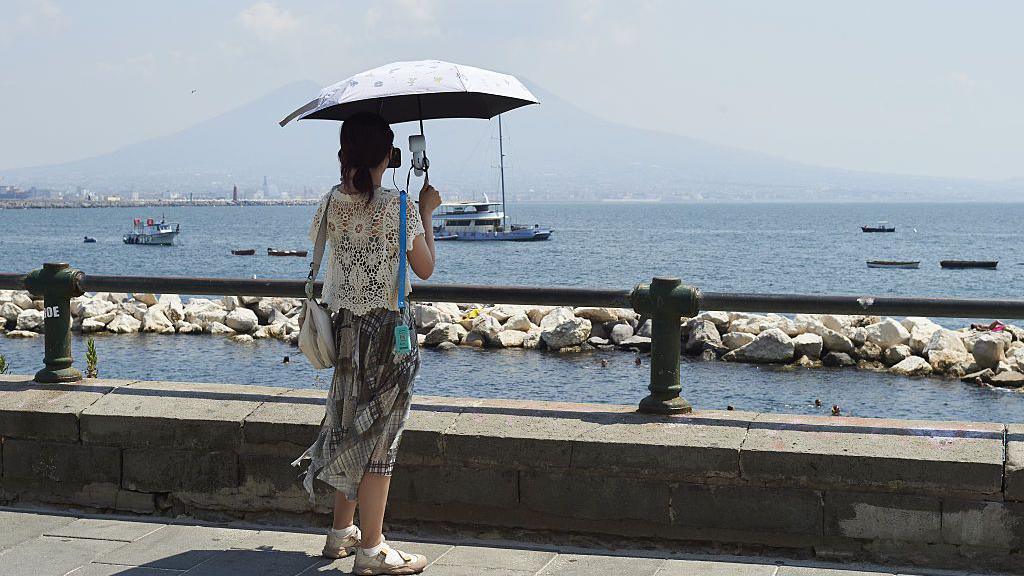Image caption,Locals and tour guides who spoke to the BBC recommend sheltering from the sun during Italy's hottest hours