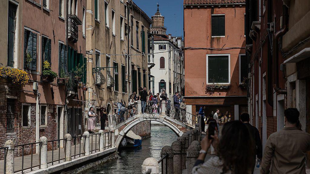 Image caption,As someone used to the heat, Giusto says "the best advice I can give is simply good common sense when visiting Venice in the summer"