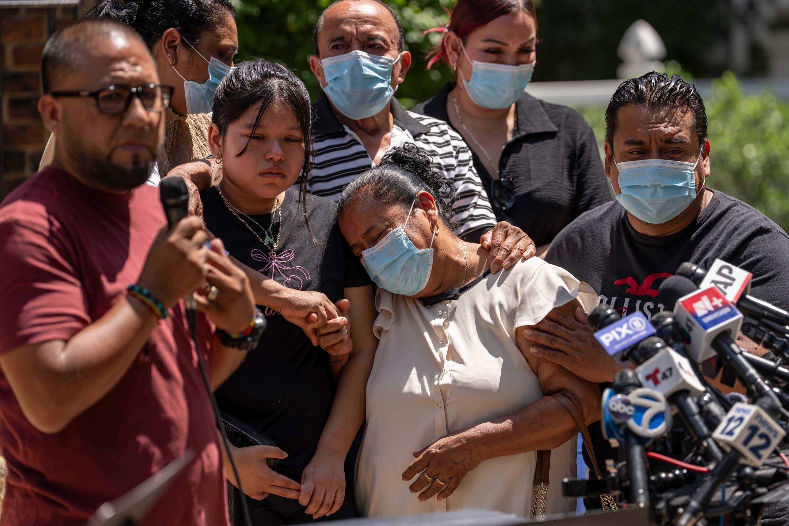 Maria Cornejo, second right, mother of Edwin Lopez-Cornejo, reacts during a news conference in Highland Park, New Jersey, Aug. 4, 2026.Yuki Iwamura/AP Photo