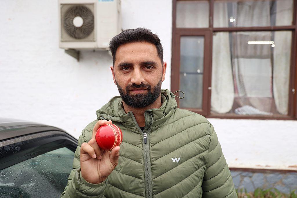 Image caption,Auqib produced one of the finest bowling campaigns in recent Ranji Trophy history, taking 60 wickets in 10 matches