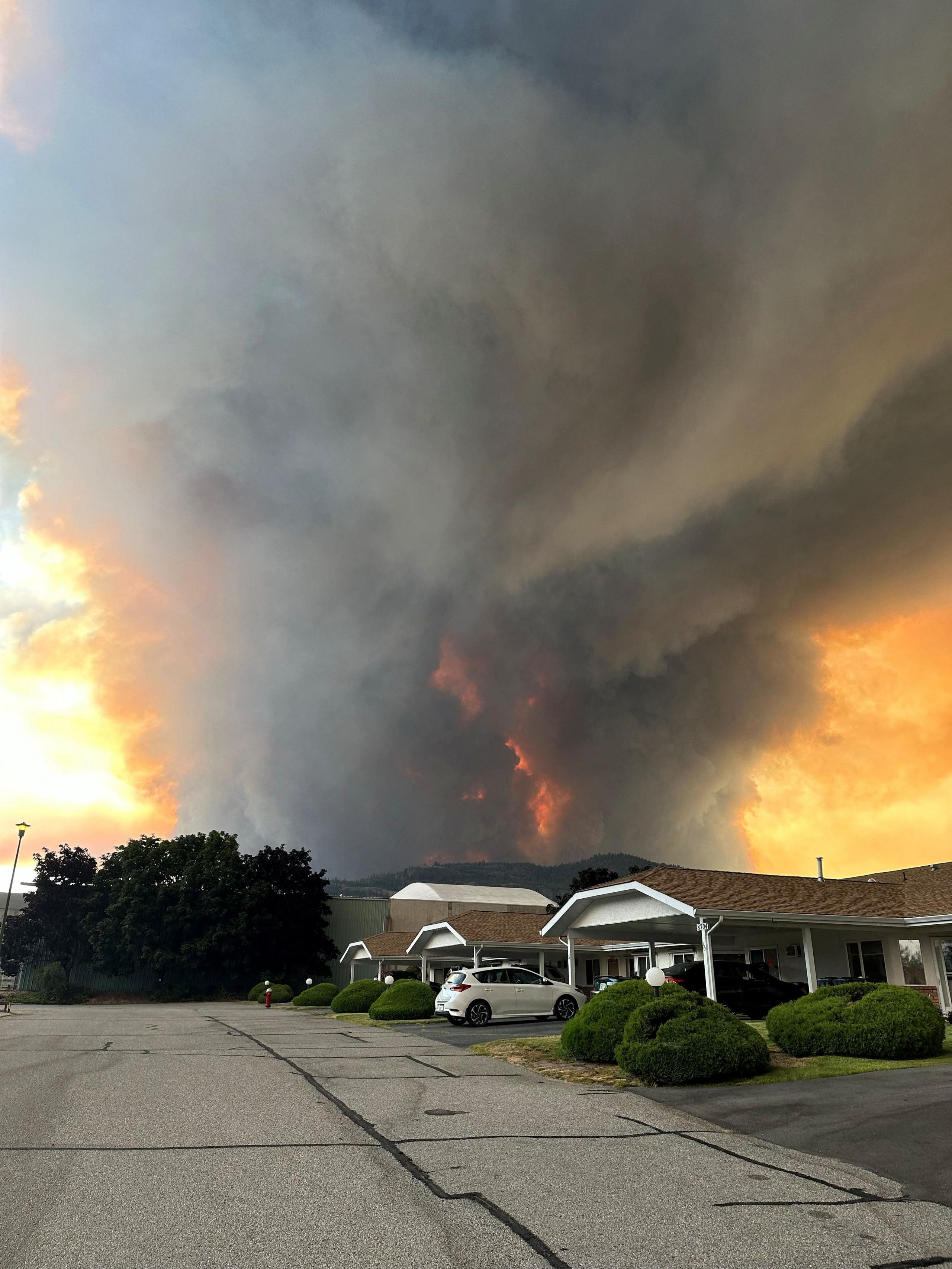 Image caption,A column of smoke was seen rising over a residential street in Summerland