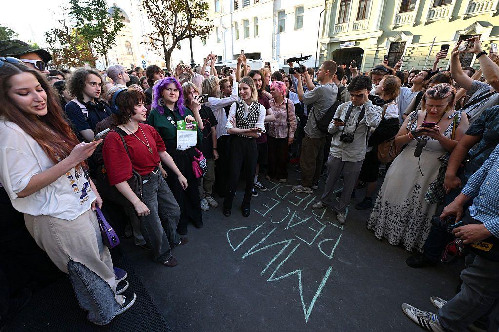 Image caption,Hundreds of young Russians gathered on Monday in support of Yabloko
