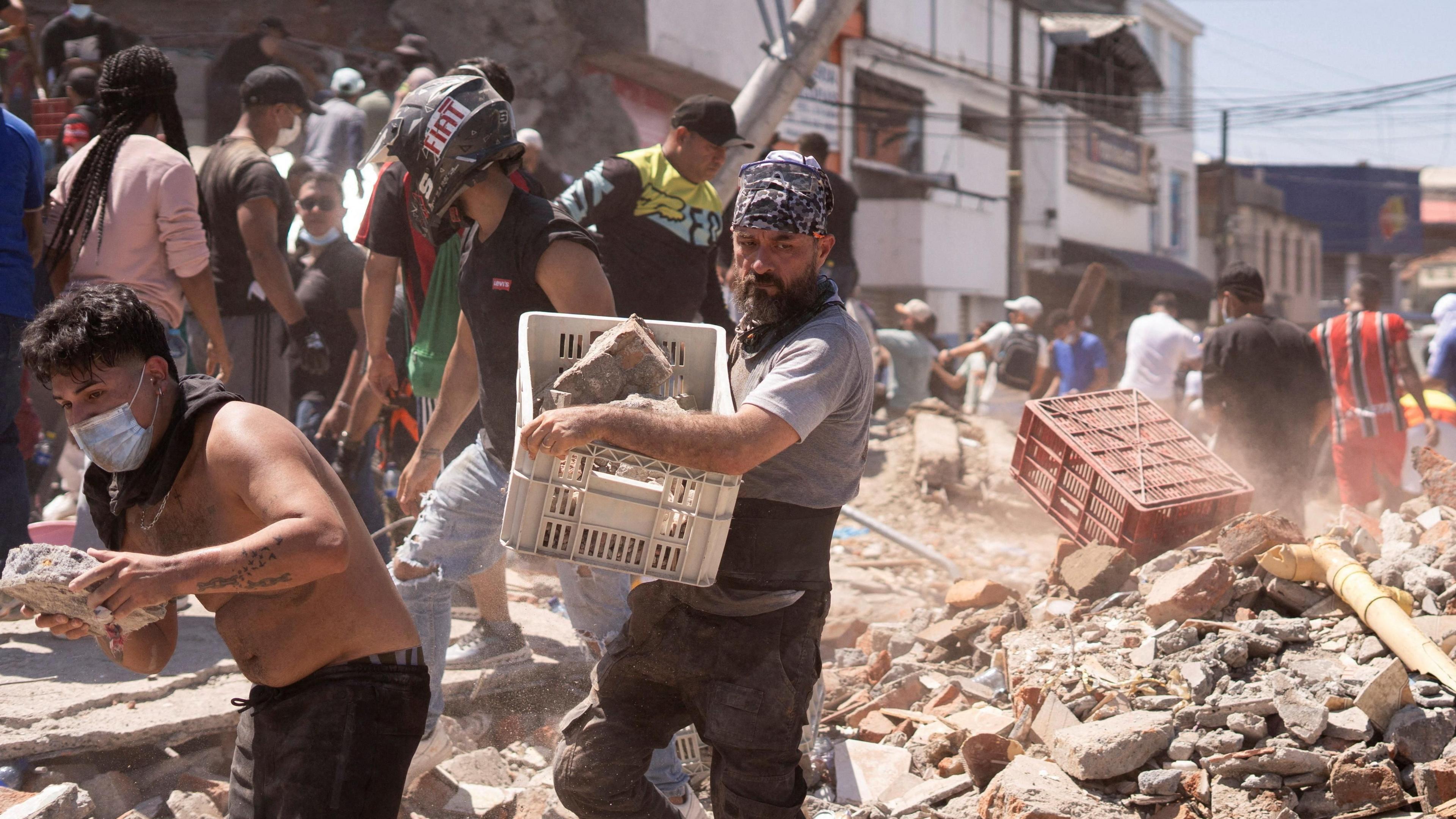 Image caption,Dozens of buildings have collapsed in the city of Cali
