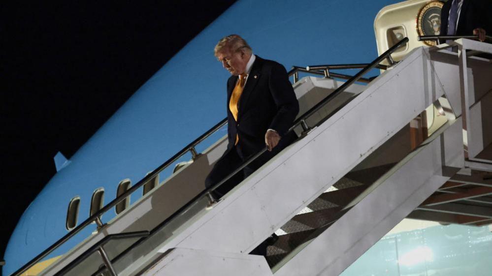 Image caption,He then boarded the Qatar-gifted jet to fly from the UK to the US