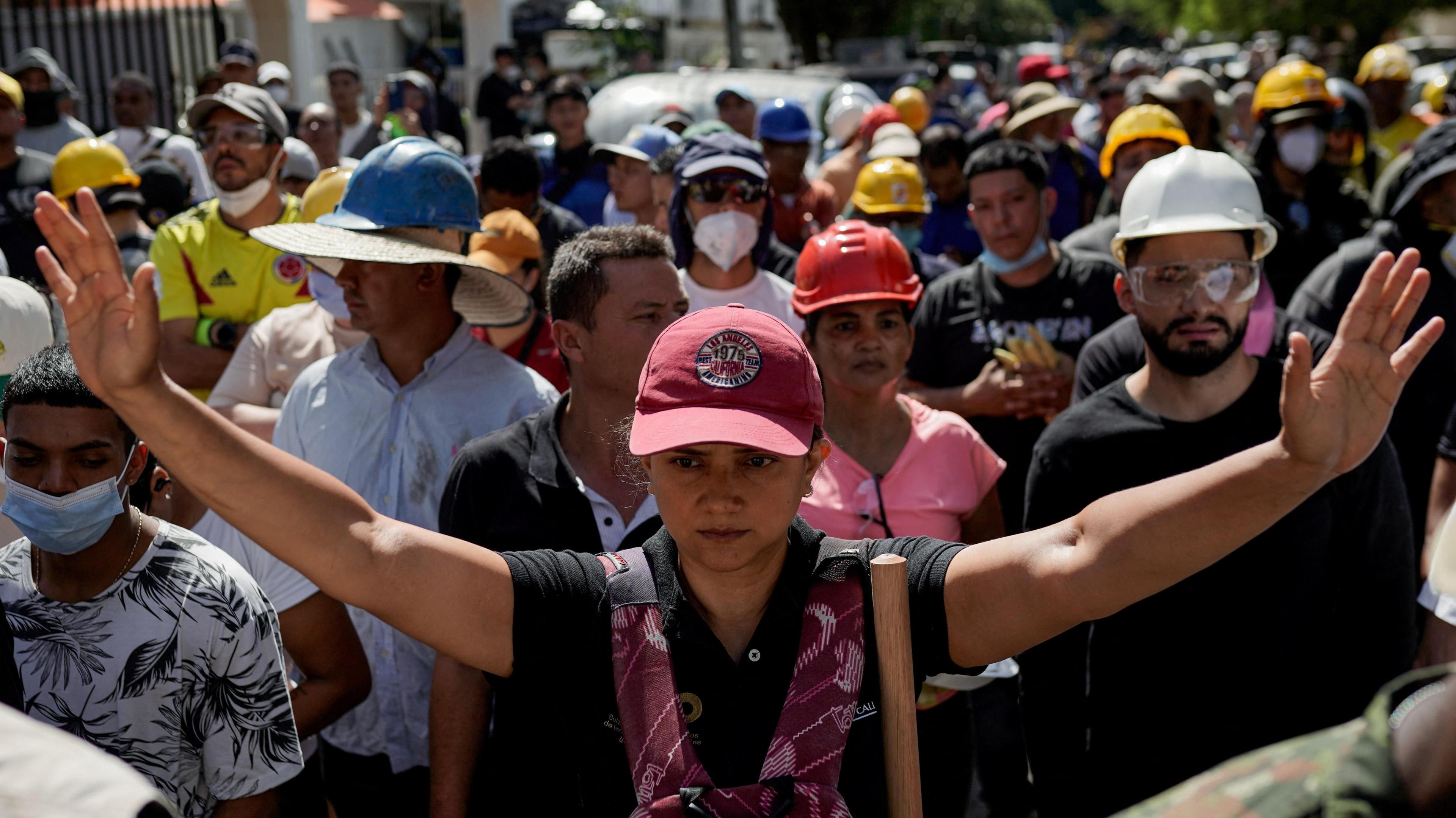 Image caption,Rescuers searched for survivors at the site of a collapsed building in Cali