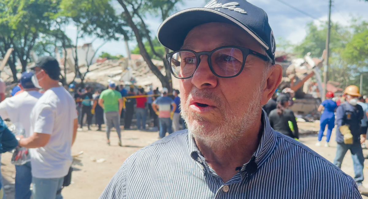 Image caption,Efraín Gallego spoke to BBC Mundo at the scene of the collapse