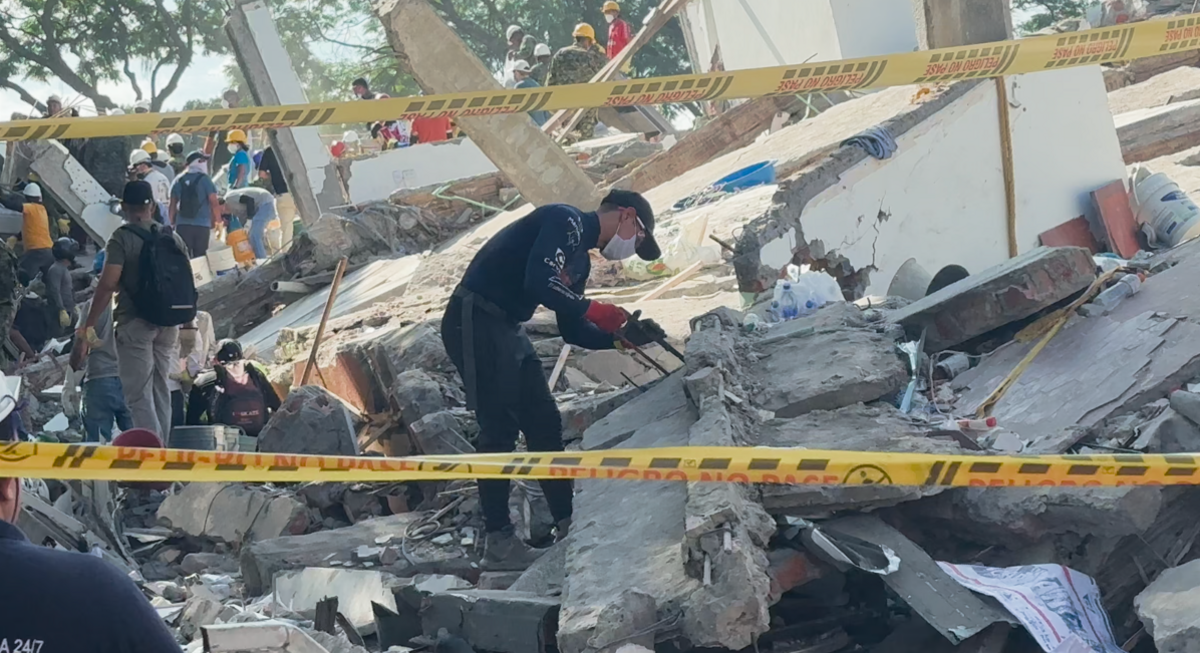 Image caption,Some rescuers are clearing debris from the structure using handsaws