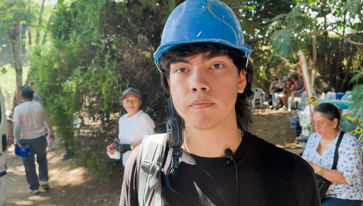 Image caption,Alejandro Mahecha arrived to help from the morning when the building collapsed